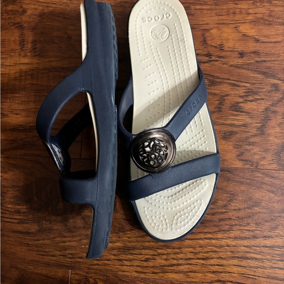 CROCS Sanrah Silver Circle Medallion Ring Sandals Navy Blue and Stucco Size 9 - Picture 4 of 7